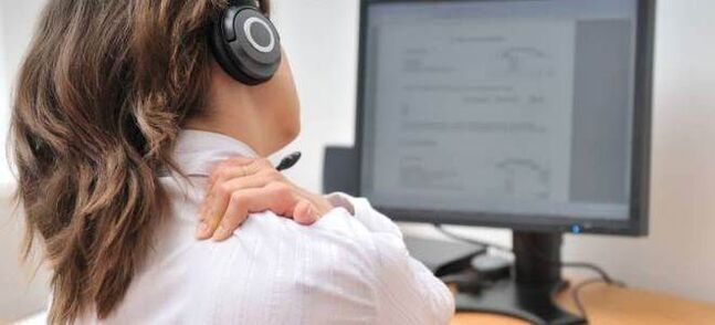 Il lavoro sedentario è una delle cause dell'osteocondrosi della colonna vertebrale toracica