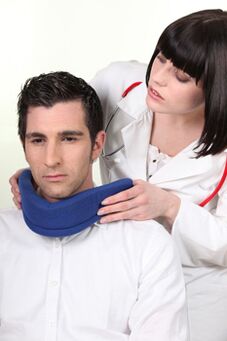 Il medico mette il paziente il colletto di Shantsz